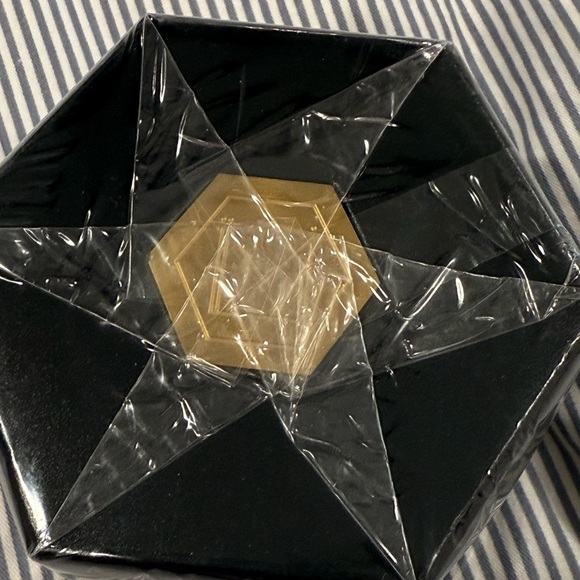 Serum X-Y Chromosome
Luxurious Black and Gold Skincare Peel - Picture 10 of 12